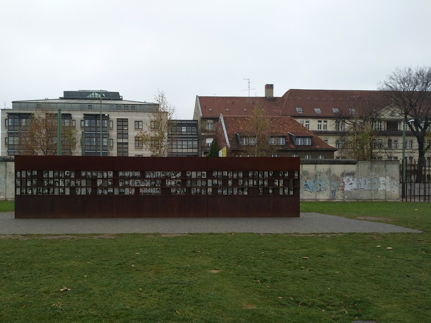 Il memoriale e alcuni resti del muro di Berlino. Foto di Paola Gemelli - caduta del muro di Berlino