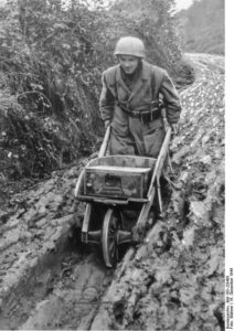 Fallschirmjäger tedesco impegnato nel trasporto di munizioni durante il periodo di stasi invernale lungo la Linea Gotica (Bundesarchiv, Bild 183-J28485 / Wahner / CC-BY-SA 3.0)