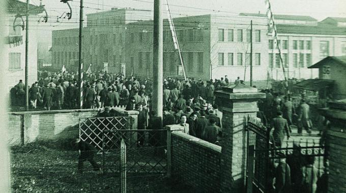 I manifestanti intorno allo stabilimento delle Fonderie Riunite il 9 gennaio 1950. Foto via Wikimedia Commons