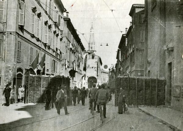 Corso di storia contemporanea - Modena, 22 aprile 1945: nella barricata lungo la via Emilia si apre un varco, poiché i nazisti e i fascisti sono stati cacciati o neutralizzati. La città è finalmente libera. Foto tratta dall'archivio dell'ANPI Modena