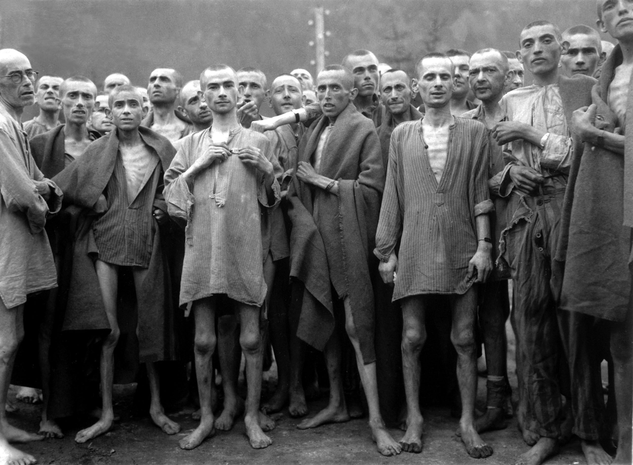 Prigionieri del campo di Ebensee poco dopo la Liberazione. Foto tratta da Wikimedia Commons - dall’antisemitismo Alla Shoah