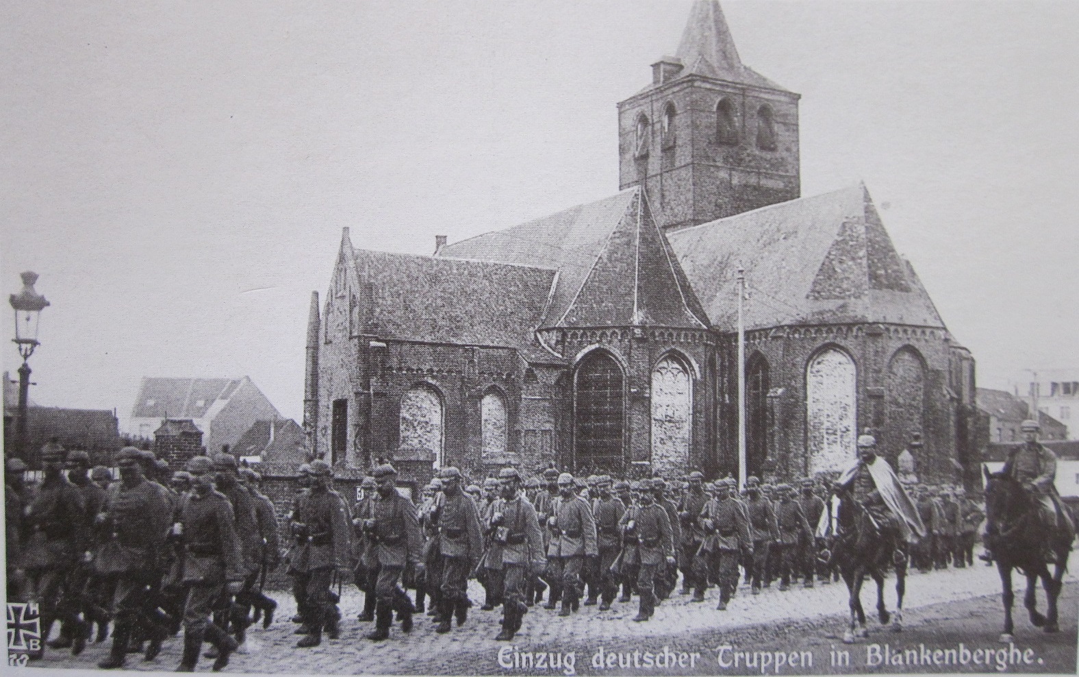 Colonne di truppe tedesche in marcia in Belgio.