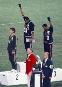 Storia dello sport - Tommie Smith e John Carlos alzano il pugno nero sul podio del 200m a Città del Messico