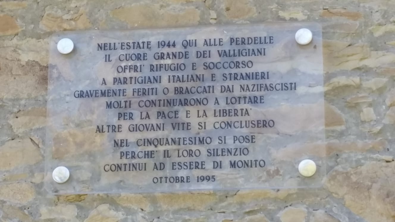 La targa sul muro esterno della casa in località Perdelle, nella quale sono stati assistiti i partigiani feriti dopo il rastrellamento della zona libera di Montefiorino. Foto di Giampietro Beltrami - ospedale partigiano di Fontanaluccia