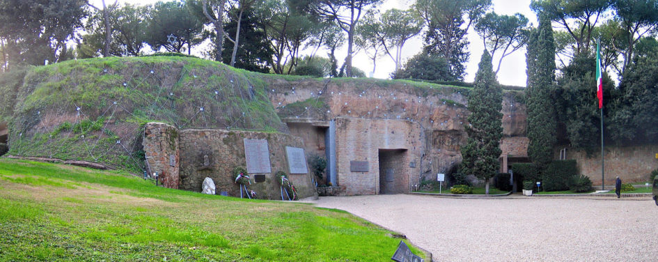 Il mausoleo che ricorda la strage delle Fosse Ardeatine