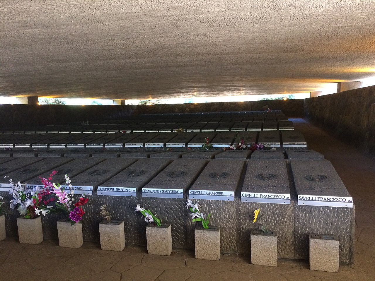 Le tombe delle vittime della strage delle Fosse Ardeatine, all'interno del Mausoleo. Foto di Formkurve92 (CC-BY-SA 3.0) via Wikimedia Commons