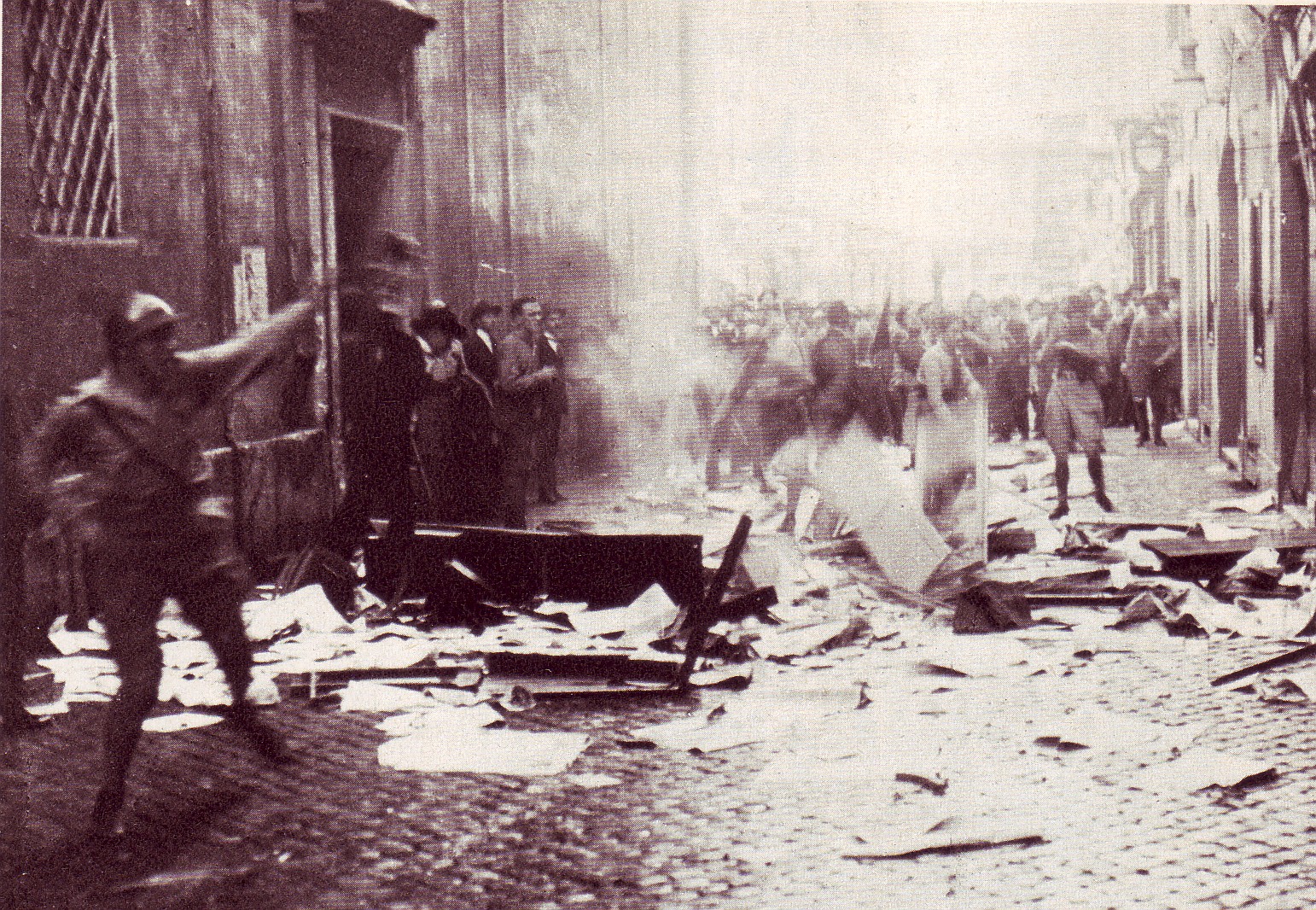Storia dello sciopero. Biennio Nero: i fascisti devastano una sede della Confederazione generale del lavoro a Roma. Foto via Wikimedia Commons