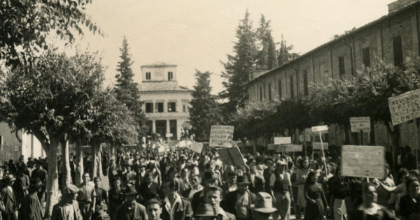 Manifestazione a Vignola nell'immediato dopoguerra. Immagine tratta dal fondo fotografico di Giuseppe Simonini - Statuto dei lavoratori