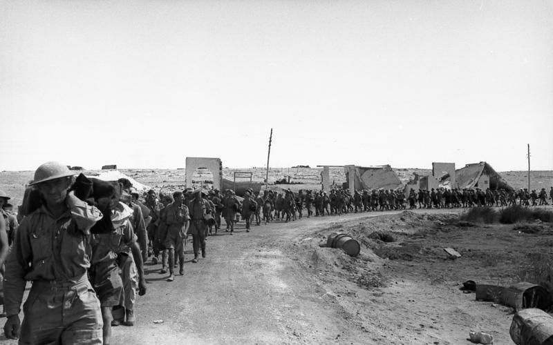 Prigionieri dell'Impero britannico nelle mani dei tedeschi in Nordafrica prima del trasferimento in Italia. (Bundesarchiv_Bild_101I-785-0294-32A, CC-BY-SA 3.0) 