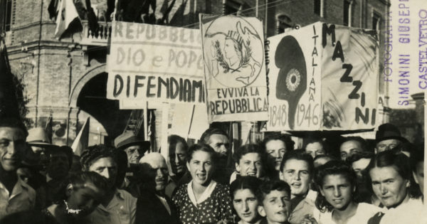 Manifestazione a favore della Repubblica nel modenese, prima del referendum del 2 giugno 1946, un momento decisivo nella storia dal dopoguerra a oggi. Foto tratta dal fondo fotografico di Giuseppe Simonini, digitalizzato presso il Gruppo di documentazione vignolese Mezaluna - Mario Menabue.