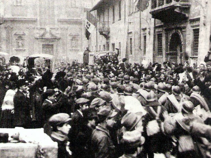 Militari italiani accolti a Trento il 3 novembre 1918