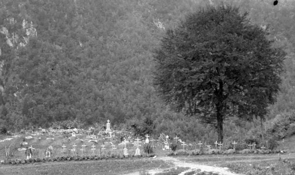 Cimitero di guerra in Vallarsa. Foto del capitano medico Vaifro Agnoli, impegnato sul Pasubio nel 1918: l'immagine è presente nel libro "Le casse ritrovate". Ringraziamo Fausto Corsini per la gentile concessione