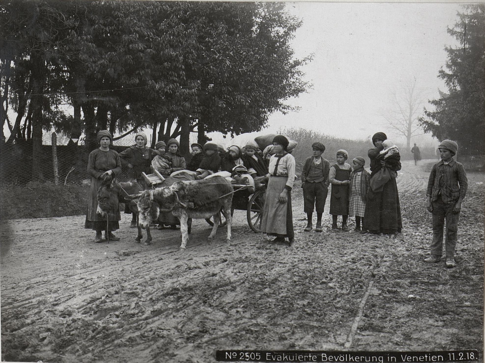 Profughi italiani, fuggiti nel corso della rotta di Caporetto, su una strada del Veneto nel febbraio 1918
