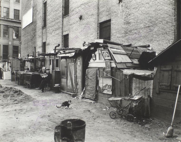 Baracche a New York nel 1935: gli effetti della Grande Depressione sulla società statunitense sono molto visibili. Foto tratta dalla New York Public Library Digital Collections, via Wikimedia Commons