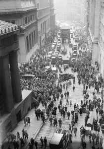 La folla intorno alla borsa di Wall Street il 29 ottobre 1929 - Grande Depressione