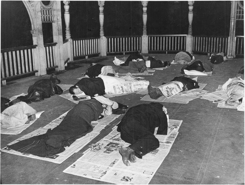 Disoccupati dormono all'interno del Queen's Park a Toronto (Canada) - Grande Depressione