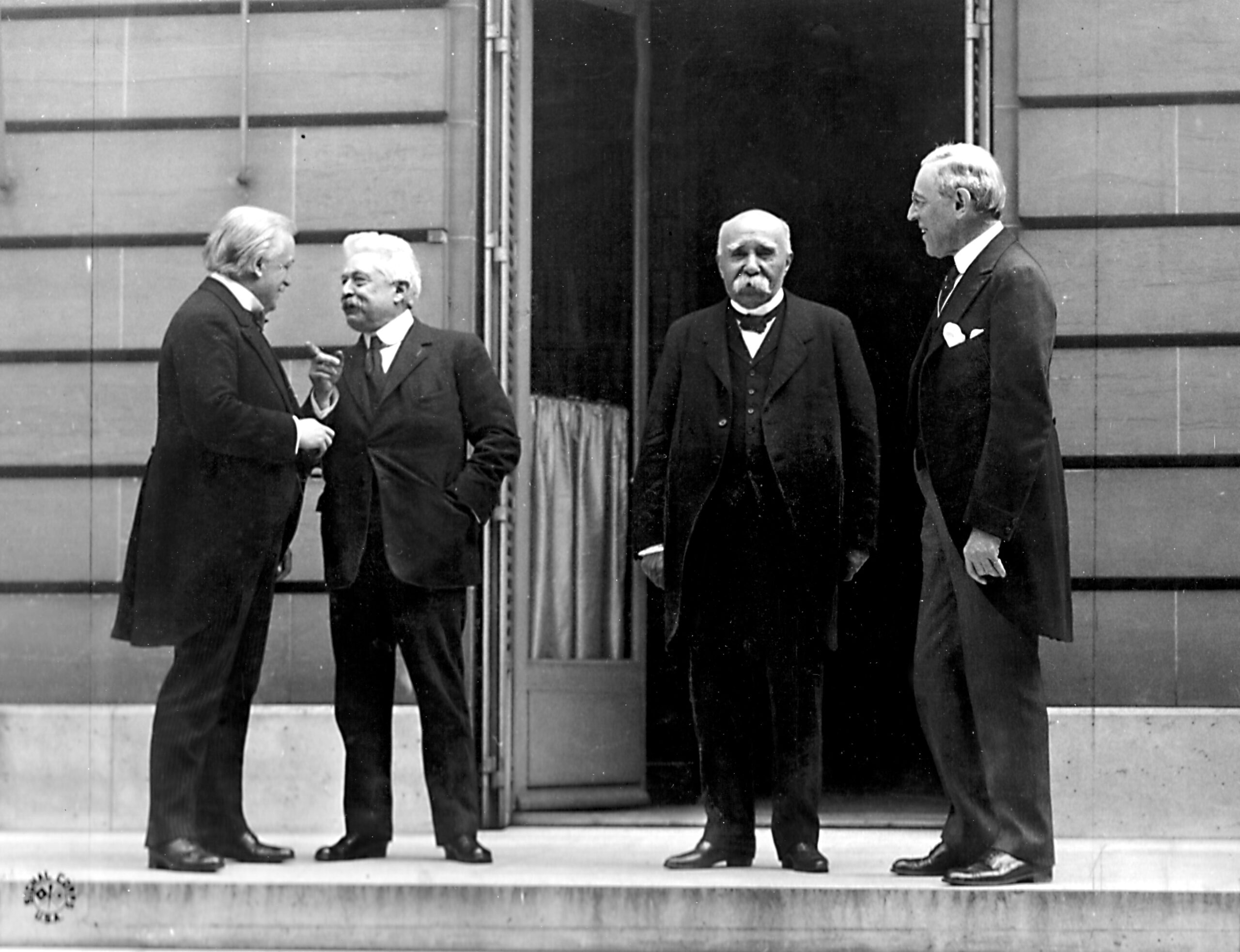 I "quattro grandi" alla Conferenza di pace di Parigi: da sinistra, David Lloyd George (Impero britannico), Vittorio Emanuele Orlando (Regno d'Italia), Georges Clemenceau (Francia) e Woodrow Wilson (USA)