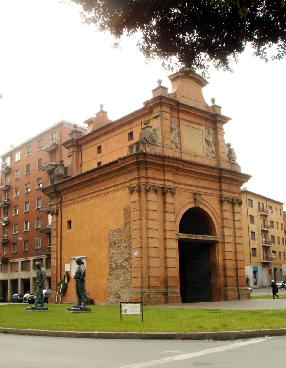 Porta Lame. In basso a sinistra si vedono le statue del partigiano e della partigiana, opere dello scultore Luciano Minguzzi