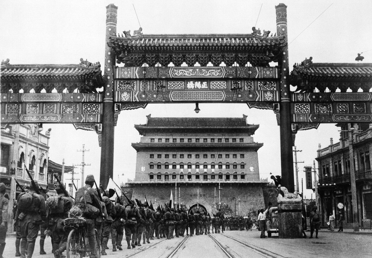 Le truppe giapponesi marciano per le strade di Pechino nel 1937