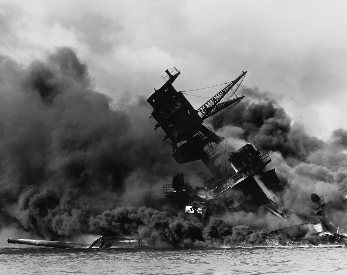 Fotografia della USS Arizona, distrutta durante l'attacco di Pearl Harbor. La devastazione del magazzino degli armamenti di questa nave provoca la morte di circa 1.200 persone