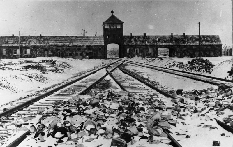 La "rampa dei treni" nel campo di Birkenau nei primi mesi del 1945. Bundesarchiv, B 285 Bild-04413 / Stanislaw Mucha / CC-BY-SA 3.0