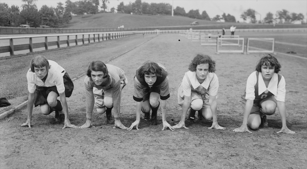 Donne e sport: Atlete che partecipano ai Giochi olimpici femminili del 1922. 