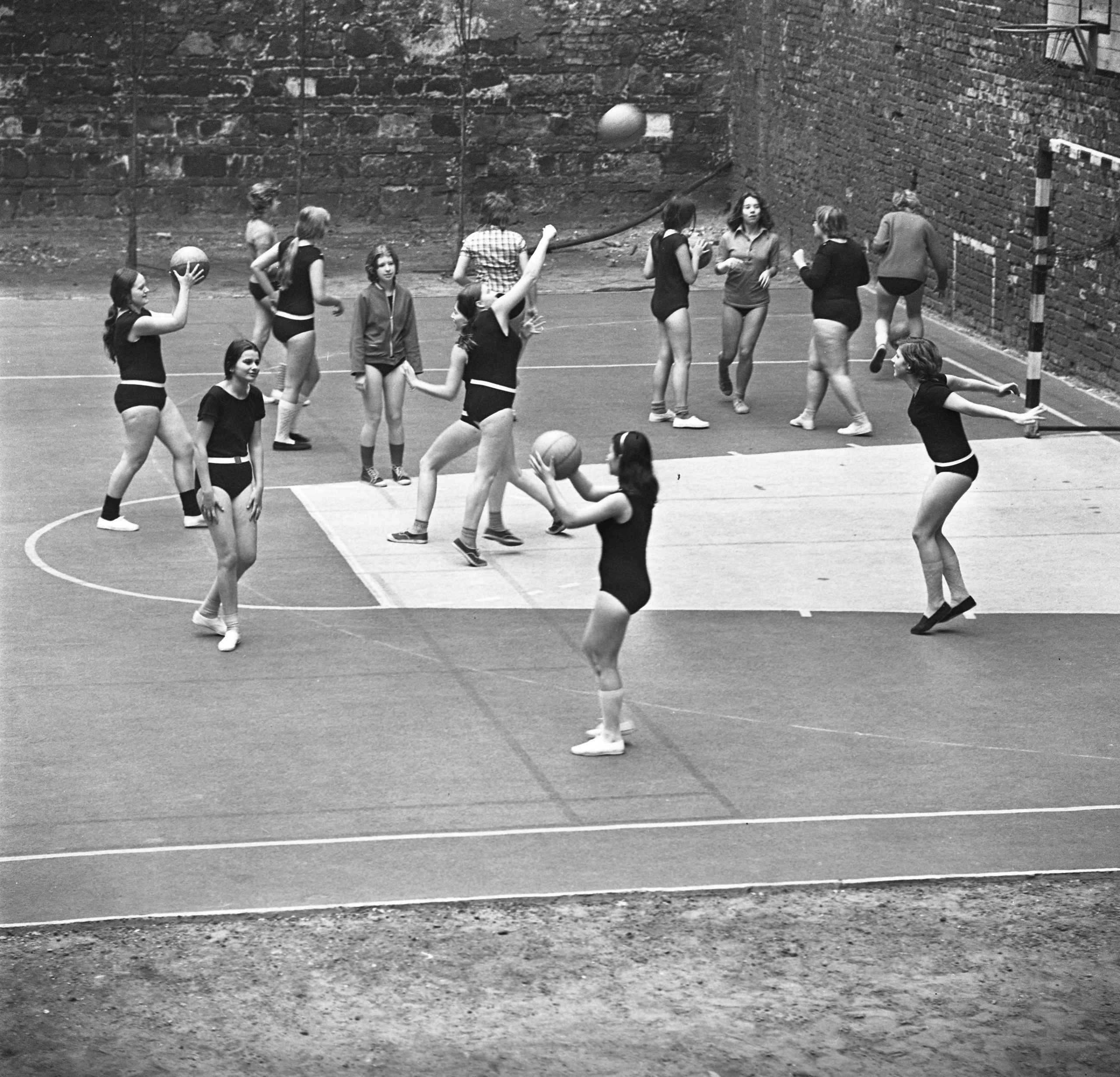 Giovani donne ungheresi giocano a basket nell'Ungheria del 1972. FOTO: FORTEPAN / Urbán Tamás, CC-BY-SA 3.0