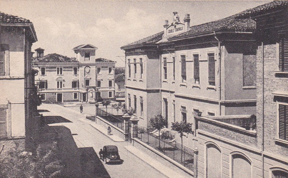 Le vecchie scuole di Fiorano modenese lungo via Vittorio Veneto (cartolina fornita da Giampietro Beltrami)