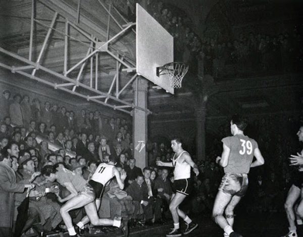 Storia della pallacanestro a Bologna: una partita in Sala Borsa negli anni del secondo dopoguerra