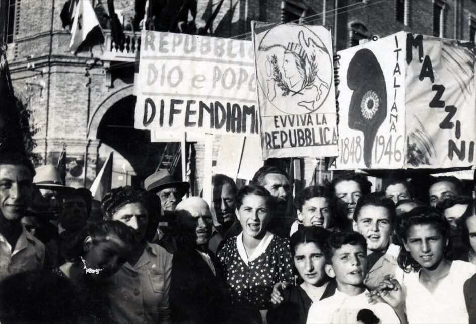 Manifestazione a favore della Repubblica nel modenese, prima del referendum del 2 giugno 1946, un momento decisivo nella storia dal dopoguerra a oggi. Foto tratta dal fondo fotografico di Giuseppe Simonini, digitalizzato presso il Gruppo di documentazione vignolese Mezaluna - Mario Menabue.