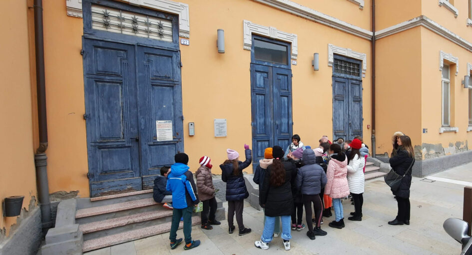 Con le scuole di Fiorano davanti al vecchio edificio scolastico.