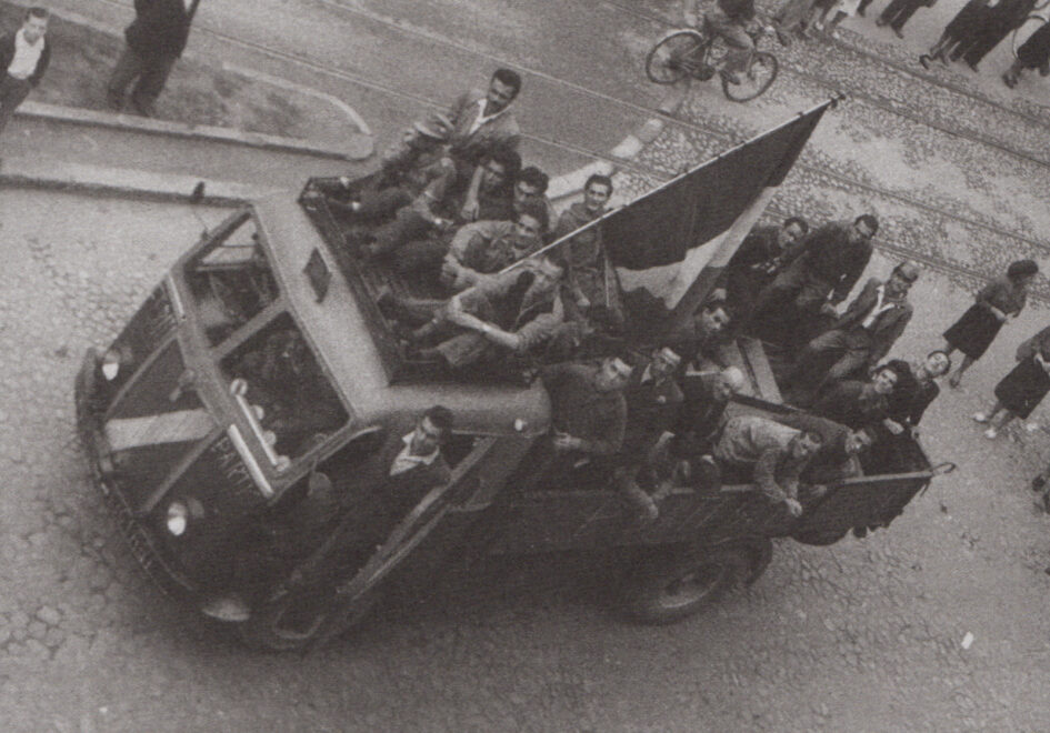 Partigiani di Maranello sfilano a bordo di un camion. Foto di ANPI Maranello