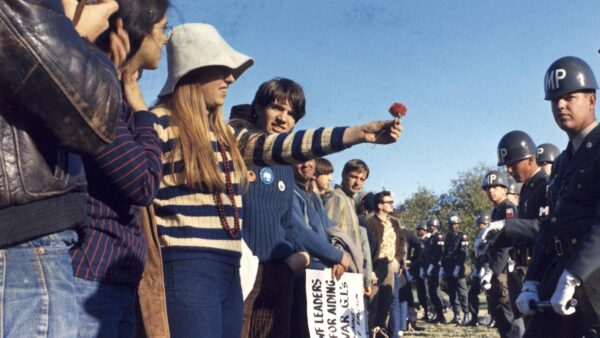 Storia oggi - Una manifestante offre un fiore a un militare di guardia durante una manifestazione contro la guerra del Vietnam. Arlington, Virginia, Stati Uniti