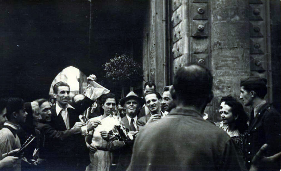 Festeggiamenti a Bologna il 26 luglio 1943 per la caduta del fascismo. Foto dall'archivio di Nazario Sauro Onofri