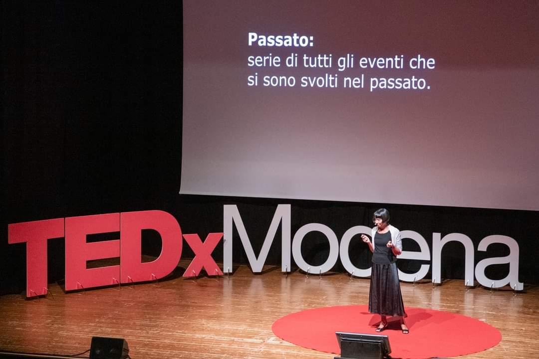 Paola Gemelli interviene con uno speech sull'utilità della storia nel corso del TEDxModena a Maranello.