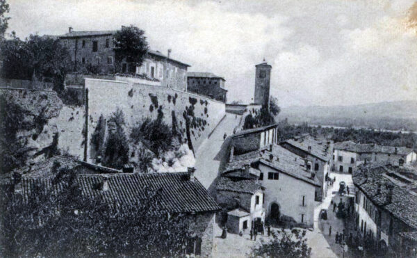 Castellarano nel primo Novecento: veduta del borgo superiore nel 1908