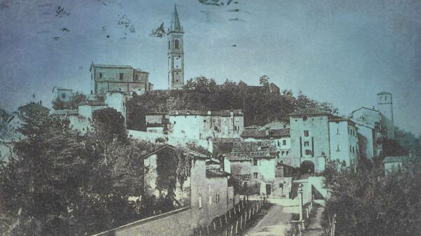 Il borgo antico di Savignano in una cartolina dell'immediato dopoguerra. Si nota, in basso, il viale delle Rimembranze, realizzato per ricordare i militari di Savignano morti nella Grande Guerra.