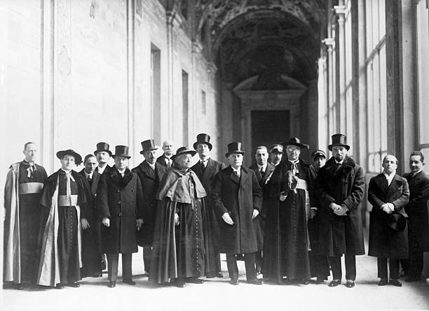 Autorità del regime fascista e della Chiesa cattolica in posa prima della firma dei Patti lateranensi