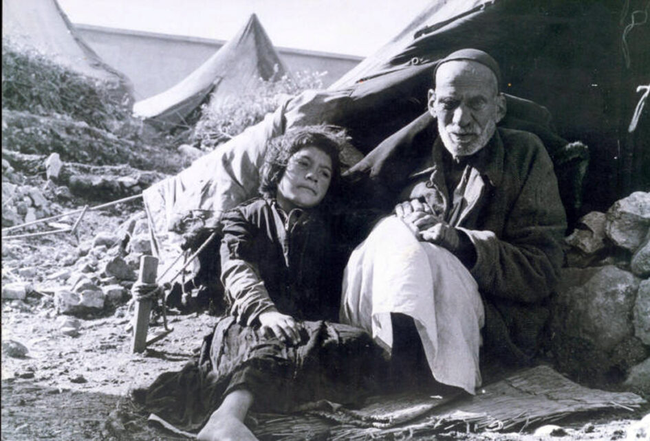 Un uomo e una bambina, arabi di Palestina, profughi della "nakba" dopo il primo conflitto tra la Lega Araba e lo Stato d'Israele