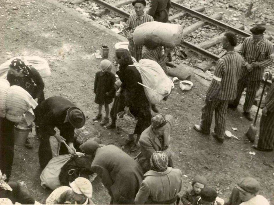 Alcuni degli ebrei stranieri internati a Modena vengono catturati e deportati ad Auschwitz