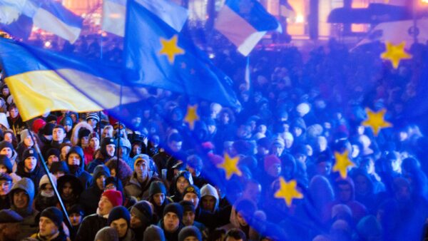 Fotografia scattata in piazza dell'Indipendenza a Kiev il 27 novembre 2013, in occasione di Euromaidan, la manifestazione a sostegno dell'integrazione ucraina nell'Unione Europea.