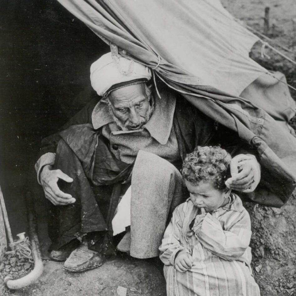 Un anziano e un bambino in una tenda di un campo profughi della "nakba" palestinese nel 1948. Foto di hanini, CC BY 3.0 , via Wikimedia Commons