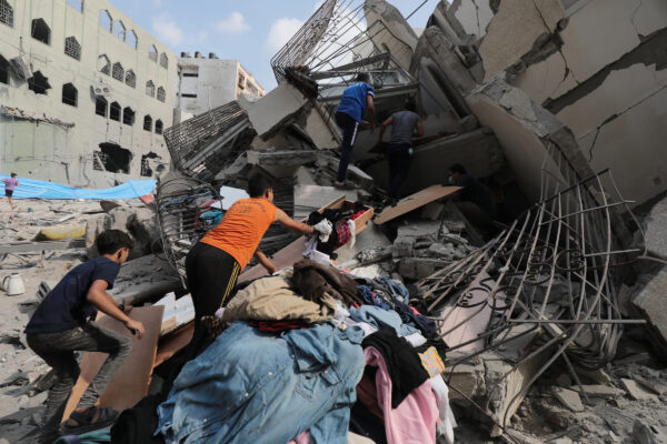 Persone palestinesi ispezionano le rovine di un edificio distrutto da un bombardamento israeliano a Gaza l'8 ottobre 2023. Foto da Palestinian News & Information Agency (Wafa) in contract with APAimages, CC BY-SA 3.0 , via Wikimedia Commons