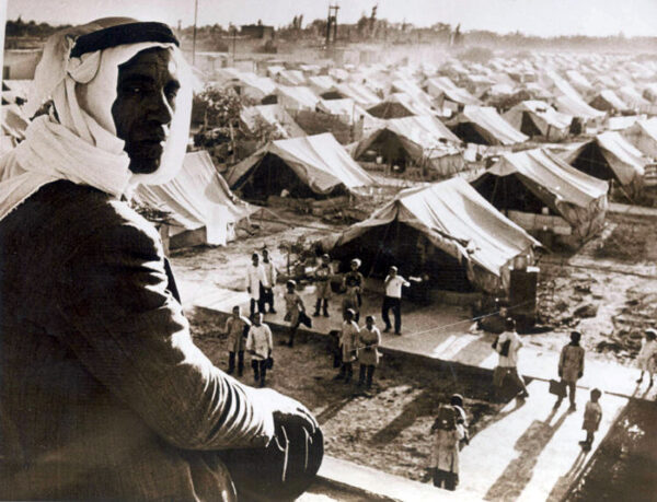 Un uomo palestinese al tempo della nakba; sullo sfondo si nota un insediamento dei profughi in fuga dagli effetti della prima guerra arabo-israeliana - Questione israelo-palestinese