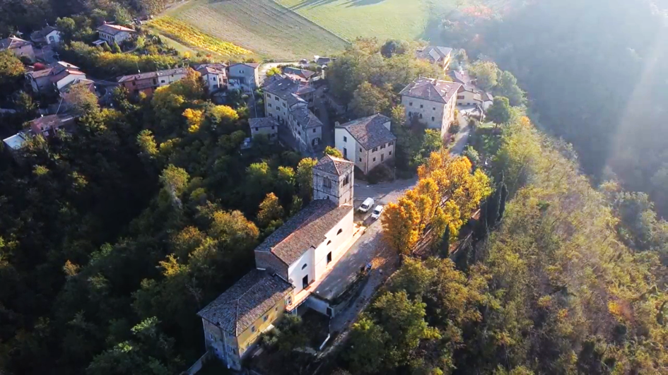 Il borgo di Oliveto con la torre, cara a Giuseppe Dossetti