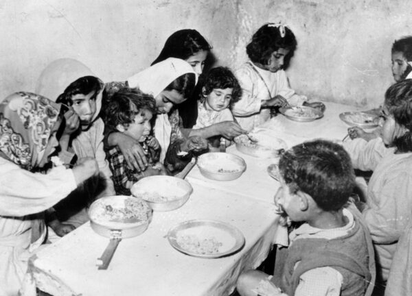 Bambini rifugiati palestinesi mentre mangiano. Fotografia scattata nel 1953 dal neerlandese Willem van de Poll