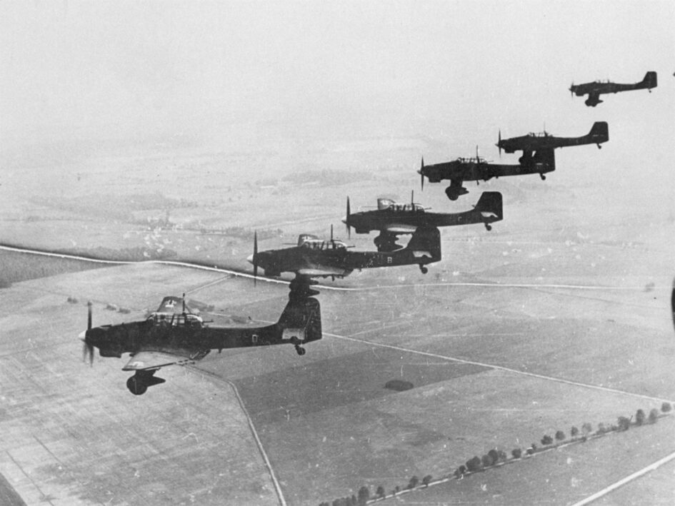 Inizio della Seconda guerra mondiale: aerei stuka in picchiata verso la Polonia