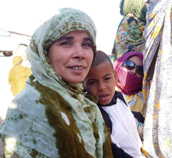 Gruppo di rifugiati Saharawi nel campo profughi "27 settembre".
