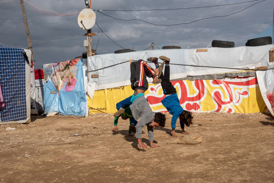 Bambini rifugiati siriani giocano nelle strade di un campo profughi a West Bekaa, Libano, il 15 marzo 2021. Foto di SamerofNyx, CC BY 4.0 , da Wikimedia Commons